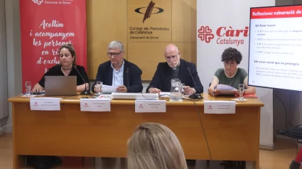 El presidente de Cáritas Cataluña con el obispo de Girona y otros miembros de la entidad en la presentación de la memoria del 2024