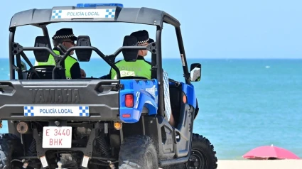 Policía Local patrulla por las playas de Cádiz