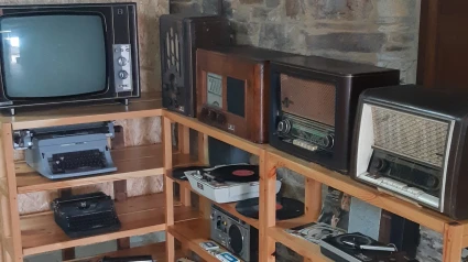 Radios, televisor y aparatos de música antiguos