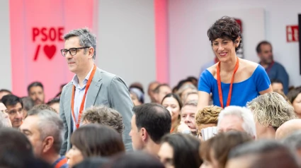 El ministro de la Presidencia, Justicia y Relaciones con las Cortes, Félix Bolaños (i) y la ministra de Inclusión, Seguridad Social y Migraciones, Elma Saiz, durante el Comité Federal del partido este sábado, en la sede del partido en la madrileña calle de Ferraz