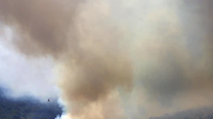 Un helicóptero trabaja en la tareas de extinción del incendio forestal de alta intensidad que se inició ayer en Paüls