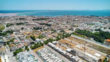 Vista panorámica diurna de los tejados del paisaje urbano de San Pedro del Pinatar y el mar Mediterráneo