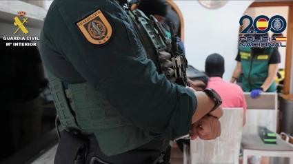 Desarticulado un grupo criminal que asaltó 13 bancos por toda España, dos de ellos en CantabriaLa Policía Nacional y la Guardia Civil han desarticulado en una operación conjunta a un grupo criminal itinerante especializado en el robo a entidades bancarias con la detención de nueve personas acusadas de asaltar 13 bancos repartidos por todo el territorio nacional, dos de ellos en Cantabria, en los que habrían conseguido un botín de más de 400.000 euros.POLITICA GUARDIA CIVIL