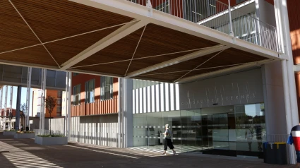 Accés a l'edifici de consultes externes a l'Hospital Arnau de Vilanova de Lleida