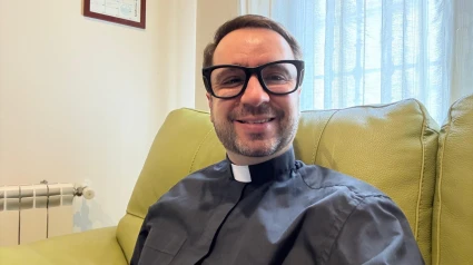 El sacerdote de San Juan del Puerto, Francisco Javier Real, posa con las gafas de Meta