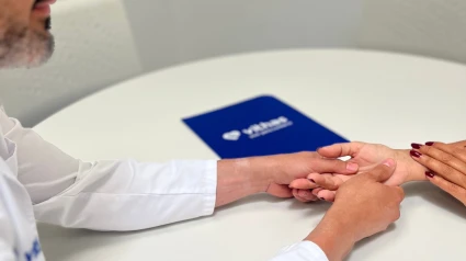 La hiperhidrosis se caracteriza por una sudoración excesiva en áreas como las manos