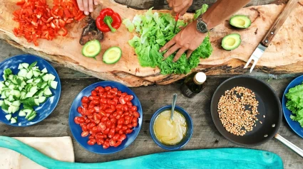 Tabla de cocina con verduras variadas