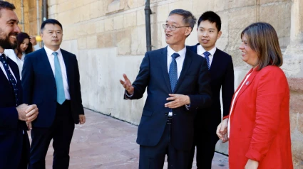 El embajador de China en España, Yao Jing, con otros miembros de la delegación de China saludando a Gimena Llamedo