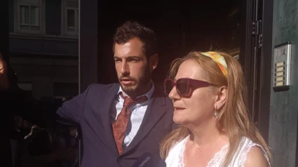 Pilar, propietaria de un piso okupado por su inquilina y Xaime da Pena, su abogado