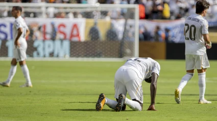 Antonio Rüdiger (c) del Real Madrid se lamenta este miércoles, al terminar un partido del Mundial de Clubes entre París Saint-Germain y Real Madrid en el estadio MetLife de Nueva York