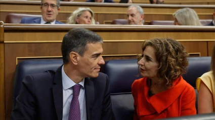 El presidente del Gobierno, Pedro Sánchez, y la vicepresidenta primera del Gobierno, y ministra de Hacienda, María Jesús Montero
