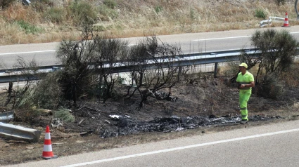 Vista del lugar del accidente en el que el futbolista del Liverpool Diogo Jota, de 28 años, y su hermano André, de 26, han fallecido esta madrugada, después de que su vehículo saliera de la vía en la Autovía Rías Bajas (A-52) en Cernadilla (Zamora, España)