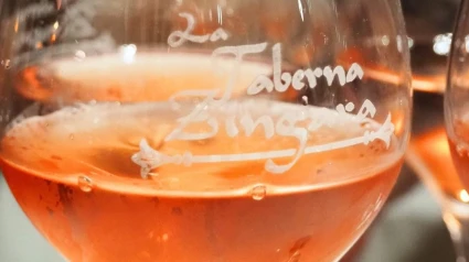 Copa de vino en La Taberna Zíngara