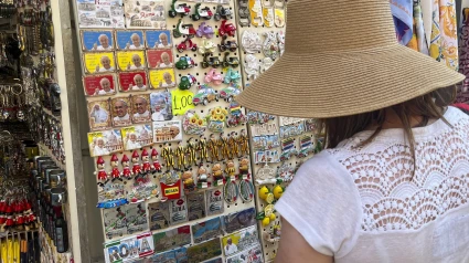 Una mujer buscando un souvenir en las tiendas del Vaticano