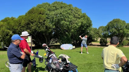 Jugadores disputando el circuito Golf Huelva la Luz