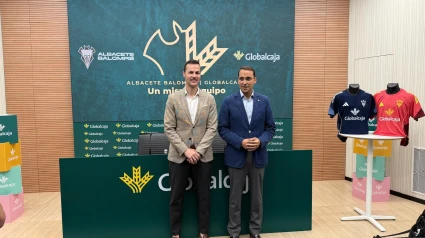 Víctor Varela y Pedro Palacios, en la sede de Globalcaja, este jueves