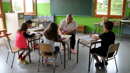 Els 4 alumnes d'una classe de l'escola de Borredà, al Berguedà amb la seva professora a l'aula.