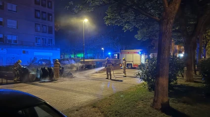Los Bomberos sofocan el incendio provocado por este grupo en la terraza de un bar cerrado