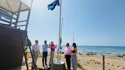 El alcalde en el momento de la izada de la bandera azul en Calnegre