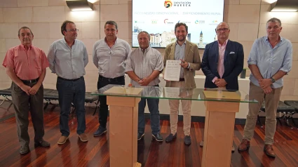 Isaac Claver junto a los presidentes de los seis grupo Leader de la provincia