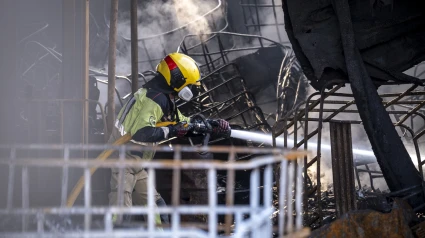 Bombero trabajando en el incendio de la fábrica de pilas y baterías de litio en el Polígono Ródano de Azuqueca de Henares