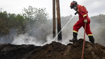 Efectivos de la UME trabajan en una zona afectada por el incendio, a 9 de julio de 2025, en Xerta, Tarragona, Catalunya