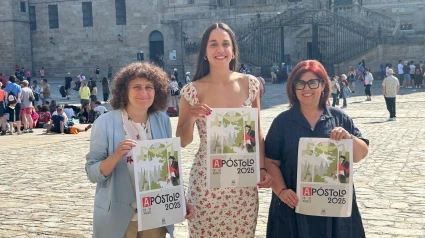 La pregonera, Blanca Millán, con la alcaldesa de Santiago y la concelleira de Festexos