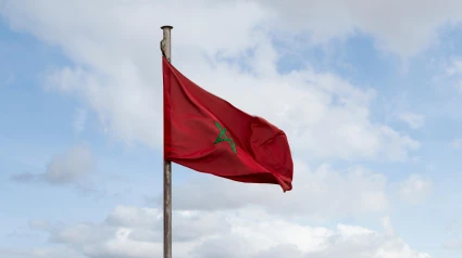 Bandera de Marruecos frente al cielo