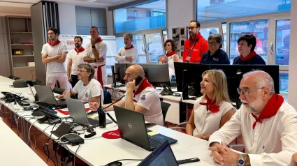 El consejero Domínguez y la consejera López ven el encierro por televisión junto con el equipo de seguridad y emergencias en la sala de SOS Navarra.