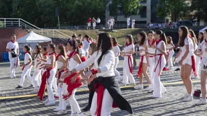 Taller de baile en la Zona Joven de la plaza de los Fueros.