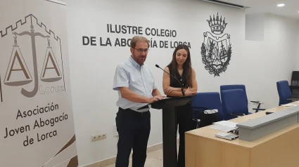 Dos abogados de Lorca durante la lectura del manifiesto por el día de la justicia gratuita