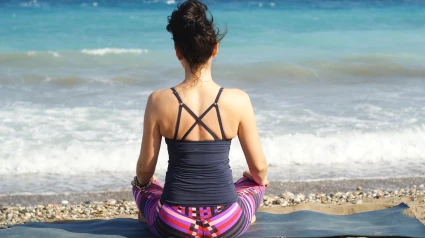 Una mujer se relaja en la playa