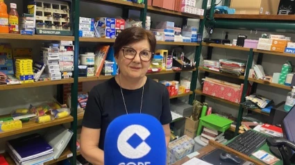 Toñi en su Librería Queixumes a pocos días de cerrar la persiana por su jubilación