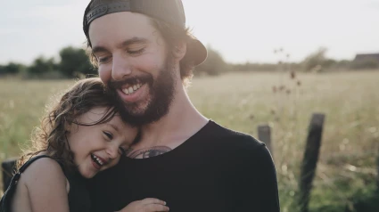 Un padre y un niña se muestran cómplices y felices