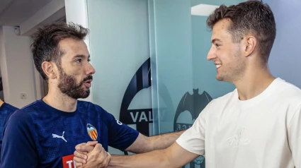 Corberán saluda a Julen en Paterna