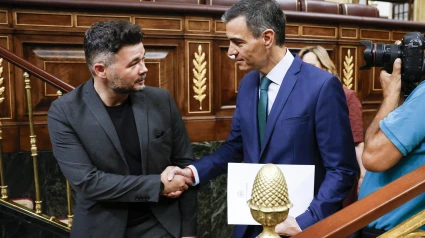 El presidente del Gobierno, Pedro Sánchez (d), saluda al portavoz de ERC, Gabriel Rufián