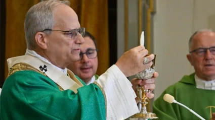 El Papa León XIV durante la Consagración en la misa pública en la parroquia de Santo Tomás de Villanueva