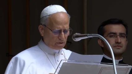 El Papa León XIV durante el rezo del Ángelus en la plaza principal de Castel Gandolfo