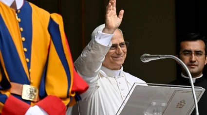 El Papa León XIV saluda a los fieles en una plaza de la libertad abarrotada en Castel Gandolfo