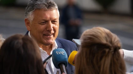 11/04/2023 El alcalde de Sanxenxo, Telmo Martín, en declaraciones a los medios.SOCIEDAD PP DE GALICIA