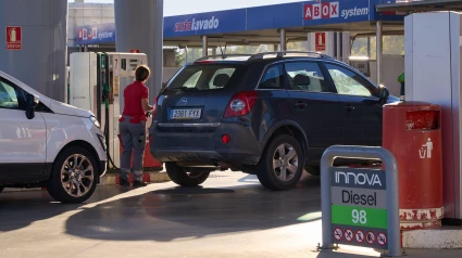 Personas echando gasolina en una gasolinera de Pamplona