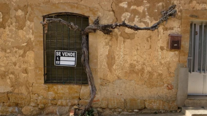 En la pared de una casa en venta en Venialbo, Zamora
