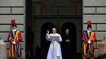 El Papa León XIV se dirige a la multitud durante el rezo del Ángelus en la Piazza della Liberta (Plaza de la Libertad), frente al Palacio Apostólico, en la residencia de verano papal de Castel Gandolfo
