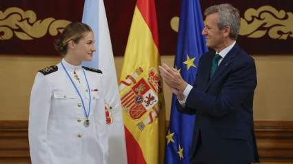 La princesa Leonor, aplaudida por el presidente de la Xunta, Alfonso Rueda, tras recibir la Medalla de Oro de Galicia