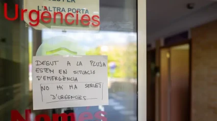 Cartel que anunciaba el sábado el cierre de Urgencias