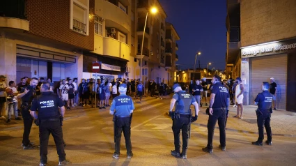 Agentes de Policía Local y Guardia Civil durante los altercados en Torre Pacheco