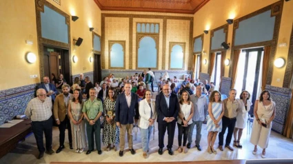 Autoridades académicas y civiles antes de la presentación del plan