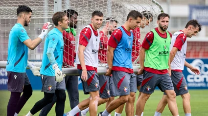 Jon Moncayola llevando la portería junto a sus compañeros en un entrenamiento de Osasuna