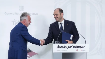 El ministro de Política Territorial y Memoria Democrática, Ángel Víctor Torres, junto al conseller de la Presidencia, Albert Dalmau, tras la reunión de la comisión bilateral Gobierno-Generalitat