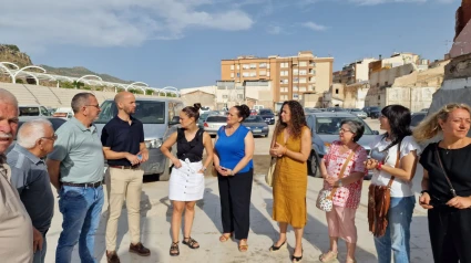 Dirigentes del PSOE con vecinos del barrio de San Cristóbal en la presentación de las enmiendas